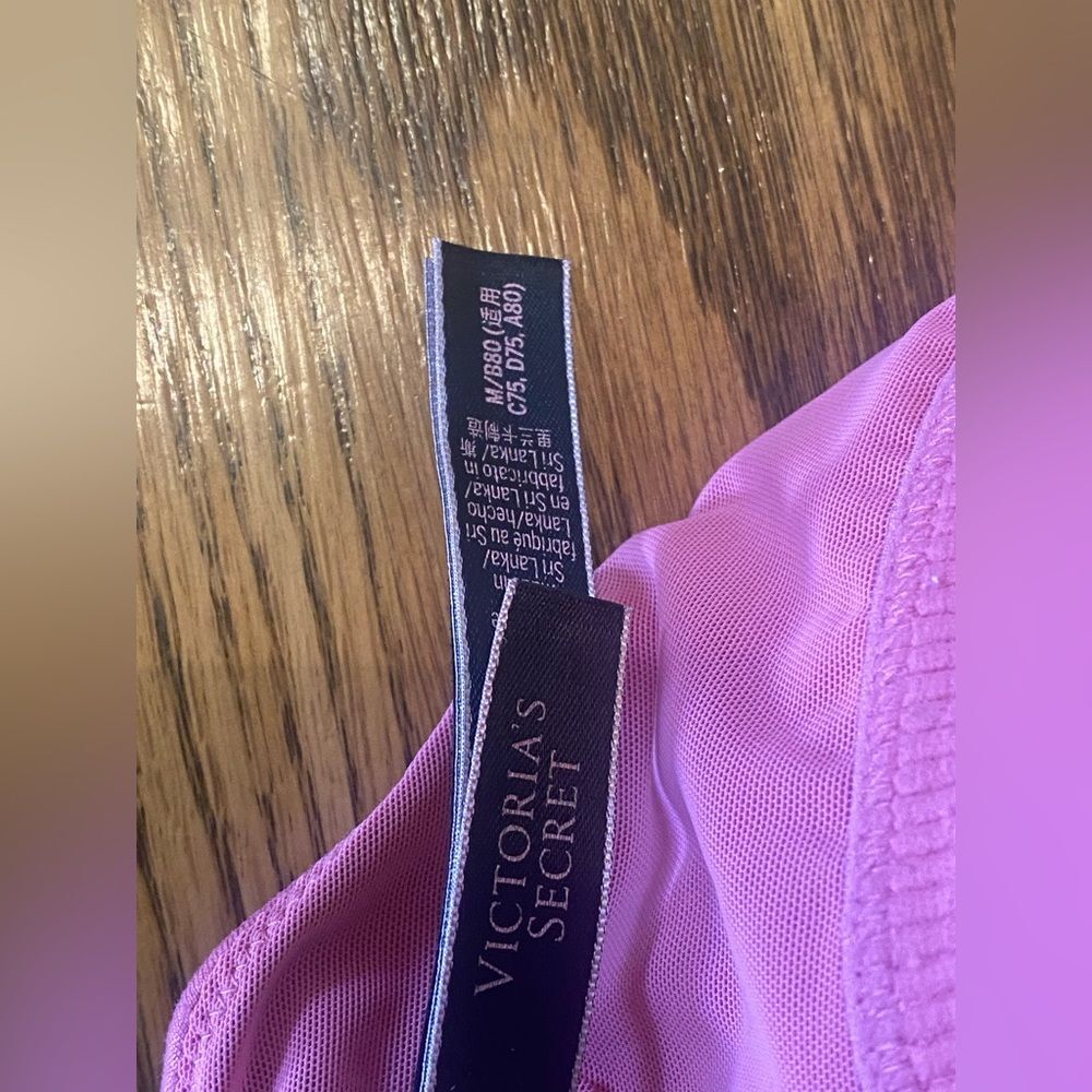 VICTORIA
Secrets - Picture 6 of 9